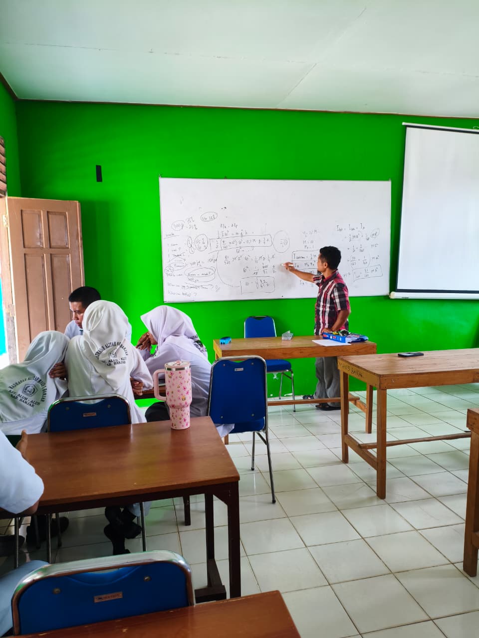 Pembimbingan OMI Sains oleh guru guru MAN 5 Banjar