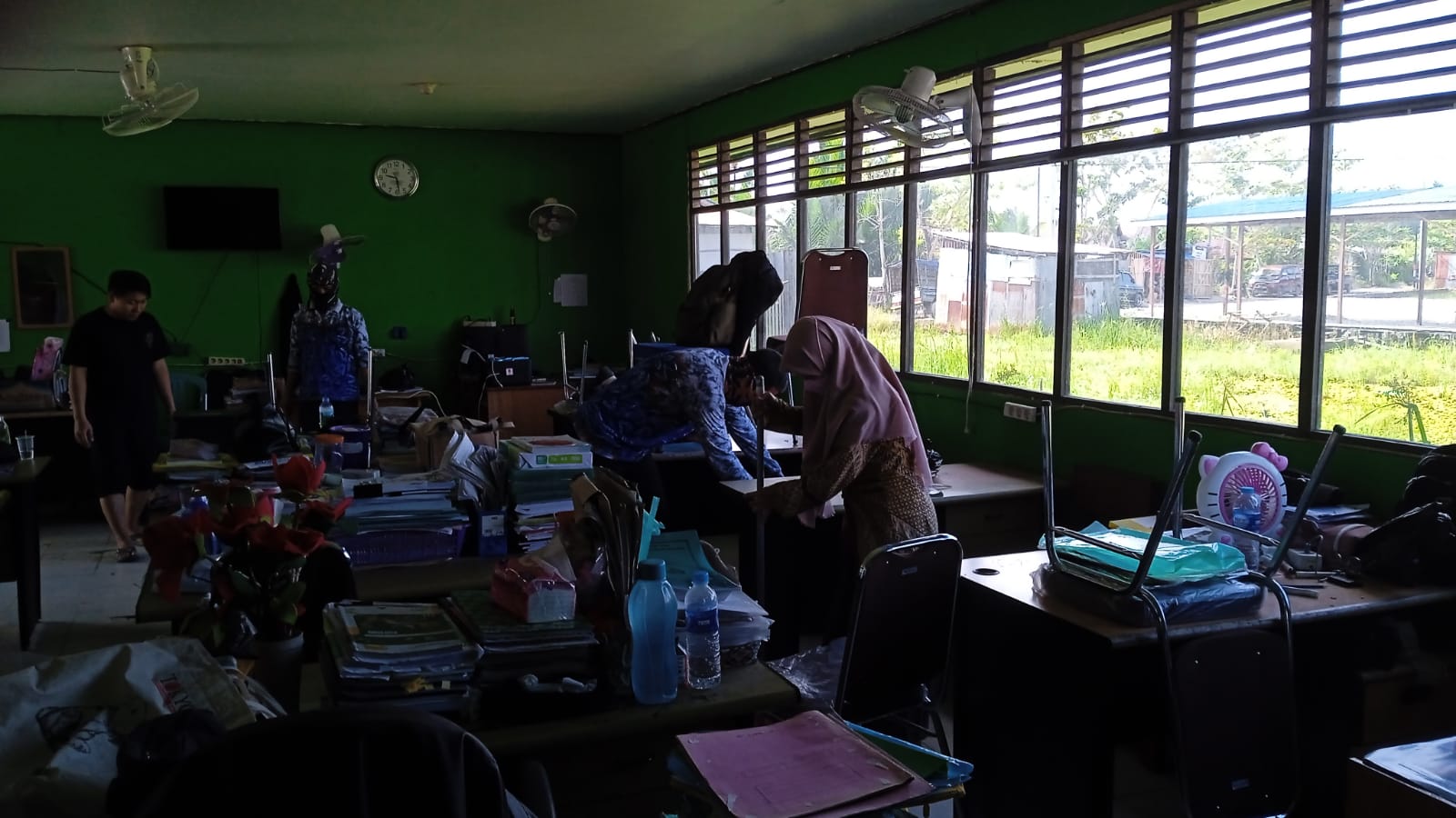 Bersih bersih Ruang Guru Jum'at
